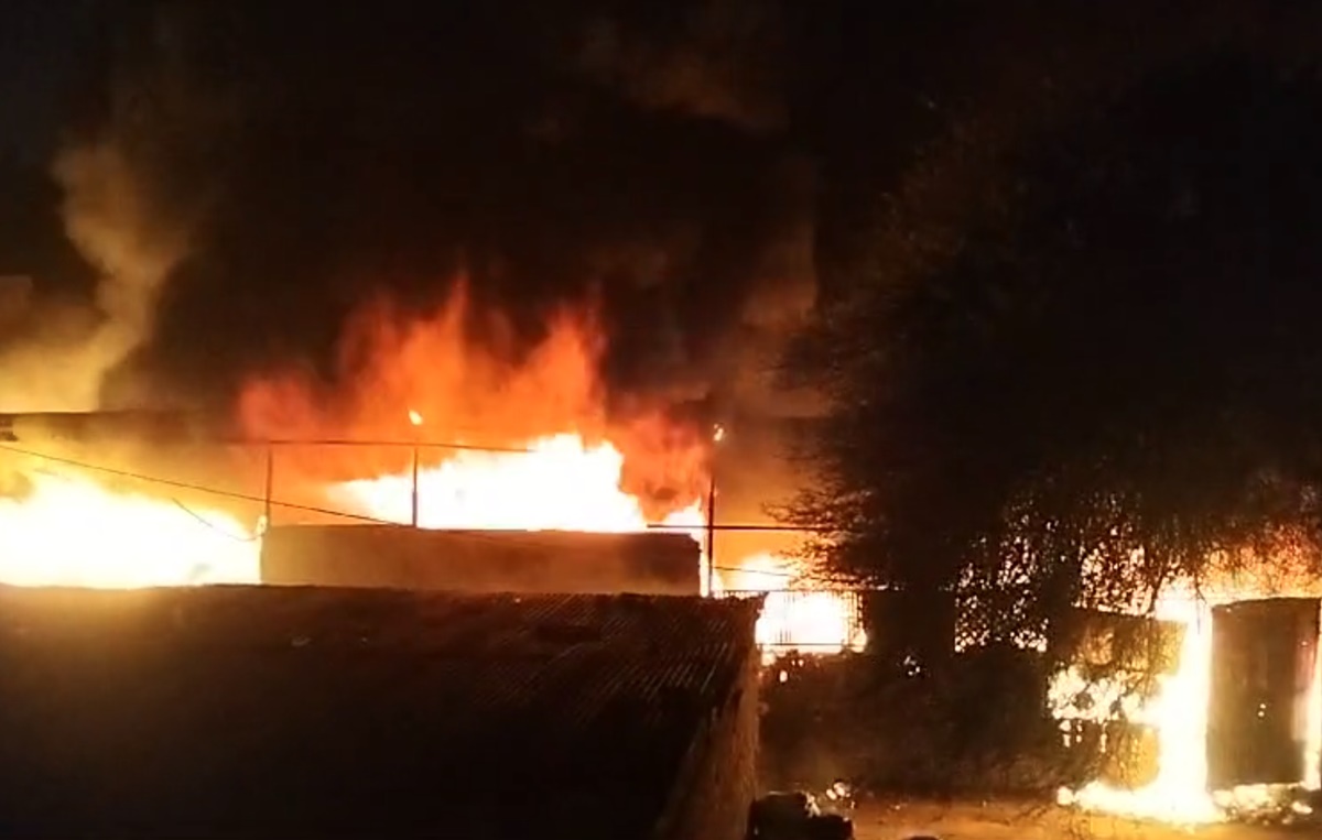 MP Fire News: राजधानी में आग की चपेट में आई मल्टी में खड़ी गाड़ियां, डबरा में थोक फल-सब्जी मंडी में आगजनी से लाखों का नुकसान, इंदौर, नर्मदापुरम और रतलाम में भी हुआ हादसा