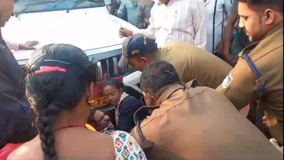 CMO के वाहन के आगे लेट गए दुकानदार, कहा- ‘हम पर गाड़ी चढ़ा दो’, पुलिसकर्मियों के छूटे पसीने, देखें Video