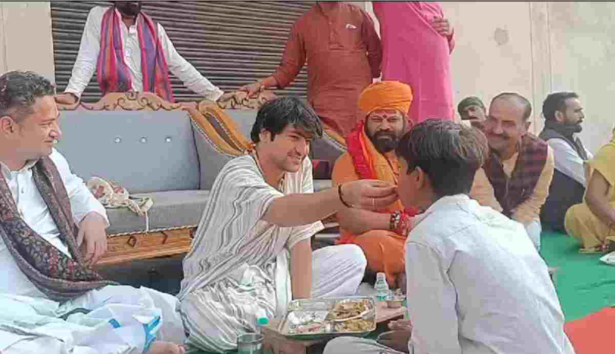 धीरेंद्र शास्त्री का अनोखा अंदाज: भूखे दलित बच्चे को अपने हाथों से कराया भोजन, जात-पात मिटाओ का दिया संदेश