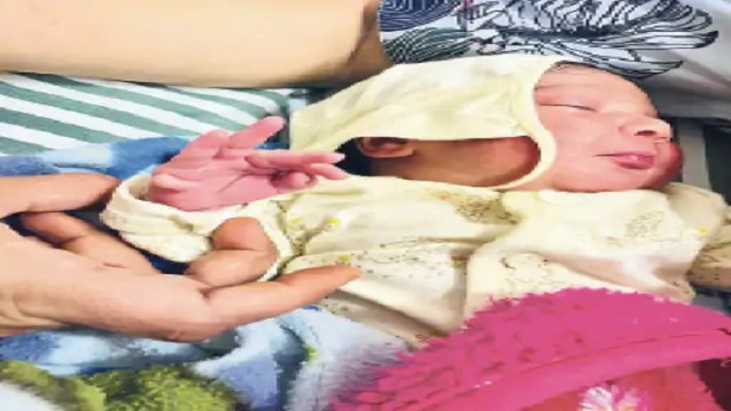 Rajasthan News: 10 लाख में 1 होते है ऐसे बच्चे, जयपुर में जन्मी 24 उंगलियों वाली बेटी