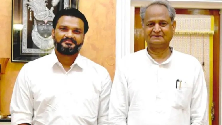 Rajasthan Politics: फोन टैपिंग मामले में पूर्व सीएम अशोक गहलोत के OSD लोकेश शर्मा गिरफ्तार