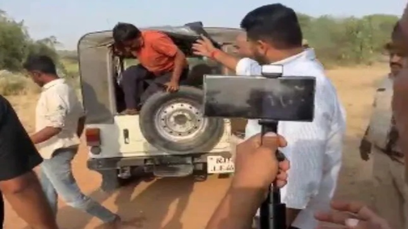 Rajasthan News: पुलिस की जीप से युवकों को छुड़ाने पर विधायक रविंद्र भाटी के खिलाफ मामला दर्ज