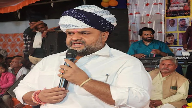 Rajasthan Politics: कांग्रेस नेता धीरज गुर्जर की फिसली जुबान, कहा- प्रेम से नहीं माने तो जूते मारकर काम करवाऊंगा