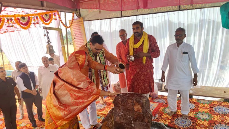 Rajasthan News: सीएम भजनलाल ने गिरिराज महाराज के किए दर्शन, परिक्रमा मार्ग के विकास के दिए निर्देश