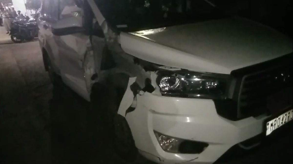 Breaking: SP की कार को ट्रैक्टर ने मारी टक्कर, बाल-बाल बचे अफसर, बुरी तरह क्षतिग्रस्त हुआ वाहन