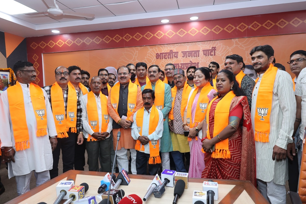 उपचुनाव से पहले भाजपा की बढ़ी ताकत: इस समाज के 50 से ज्यादा लोग BJP में हुए शामिल, VD शर्मा ने दिलाई सदस्यता