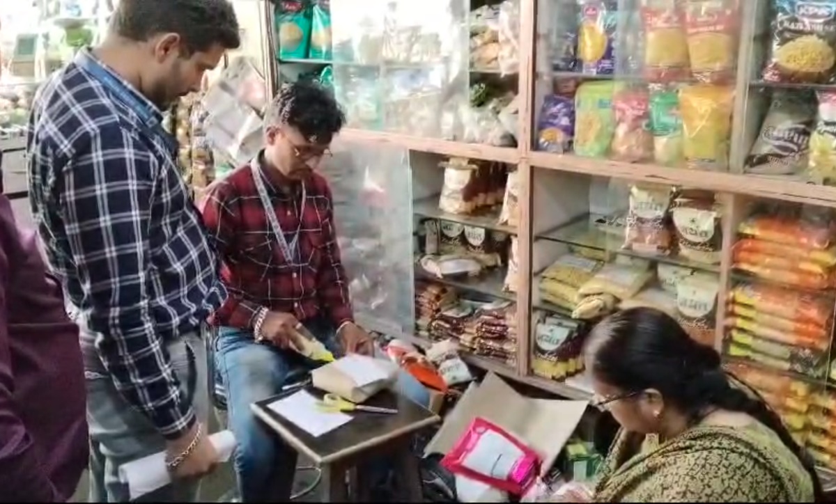 सेहत से खिलवाड़: शॉप में बिक रहा था एक्सपायरी सामान, खाद्य विभाग ने मारा छापा, इतने रुपए का सामान किया जब्त