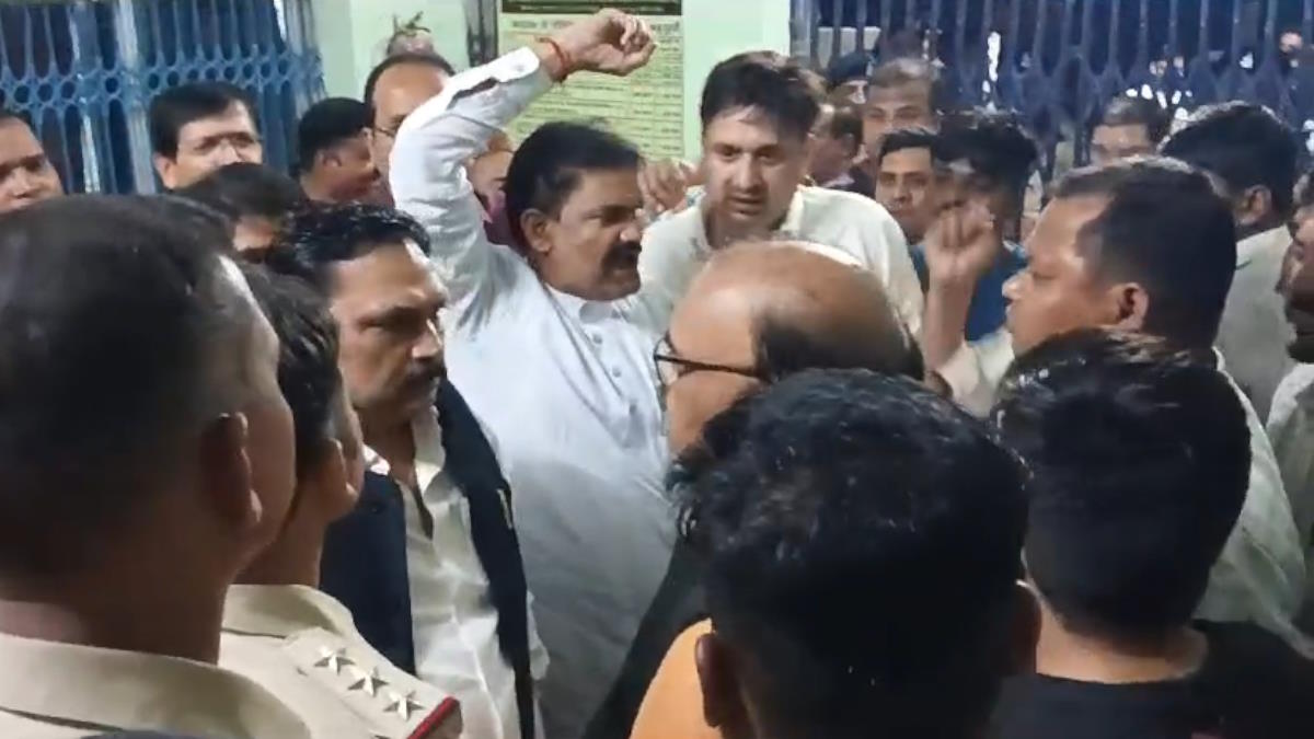 बड़ी खबर: थाने के पास सड़क पर भाजपा नेताओं की दारू पार्टी, रोकने गई पुलिस और नेताओं के बीच मारपीट! तीन पुलिसकर्मी निलंबित…