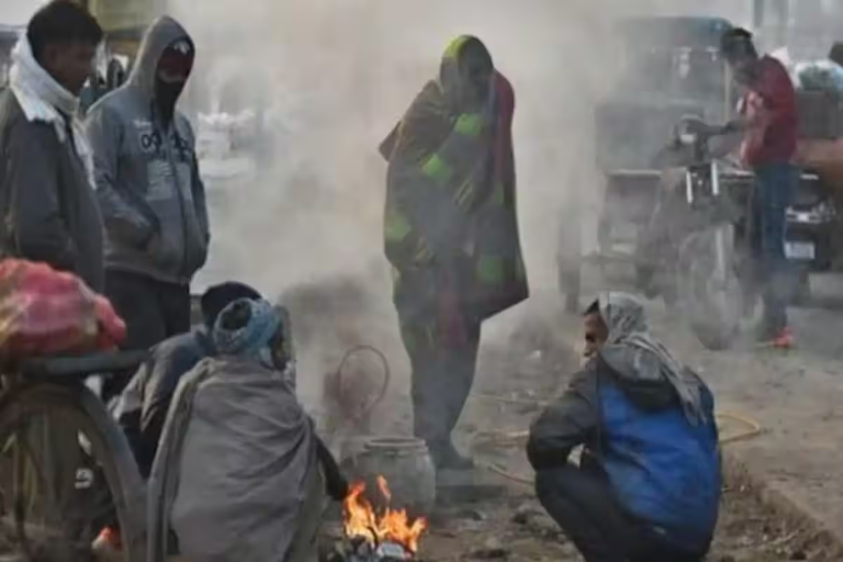 Weather Update: हाड़ कंपा देगी ये ठंड! कई जिलों में 20 डिग्री से नीचे पहुंचा तापमान, जानिए कैसा रहेगा आज का मौसम