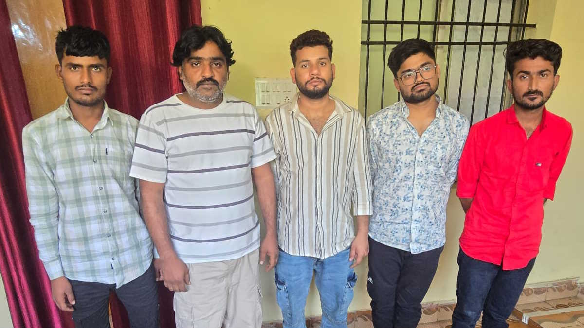 वाट्सएप में दोस्त की डीपी लगाकर लगाया लाखों का चूना, राजस्थान से पांच आरोपी हुए गिरफ्तार…
