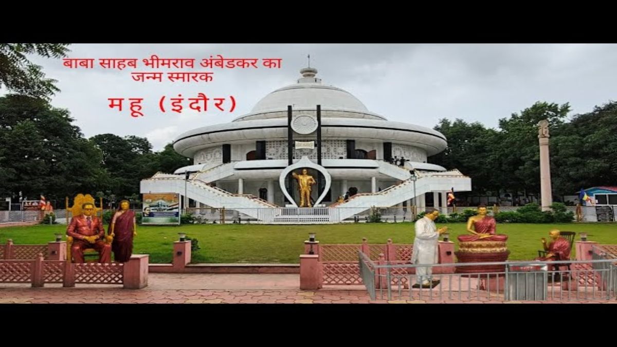 सियासी बवाल के बीच रक्षा मंत्री राजनाथ पहुंचे महूः बाबा साहेब अंबेडकर के स्मारक पर किया माल्यार्पण