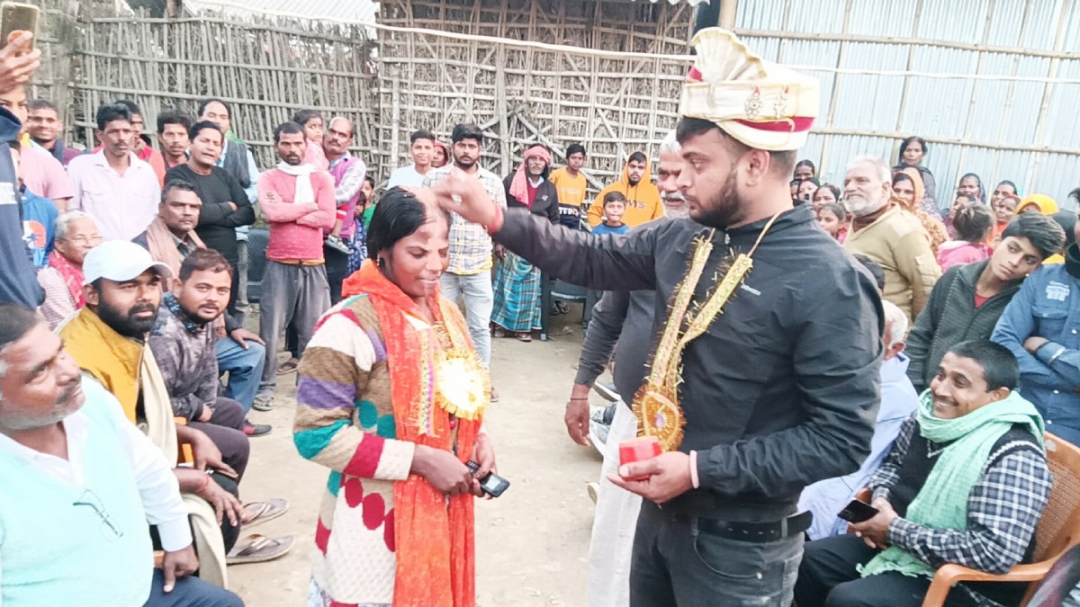 कहीं देखा है ऐसा विवाह…रात में लड़की के घर मिलने पहुंचा था प्रेमी, जब घर वालों की नजर पड़ी तो पंचायत बुलाकर दोनों की करा दी शादी