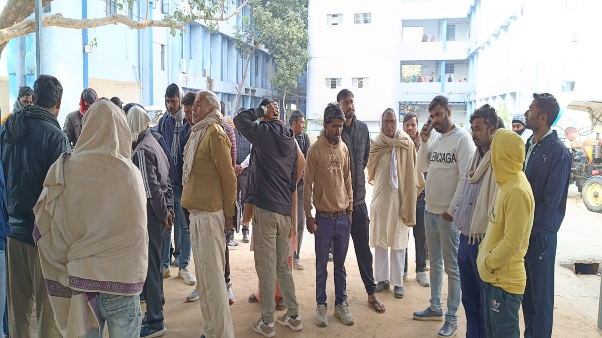 हादसा या लापरवाही! बिजली तार की चपेट में आने से युवक की मौत, पत्नी और बच्चों का रो-रोकर बुरा हाल