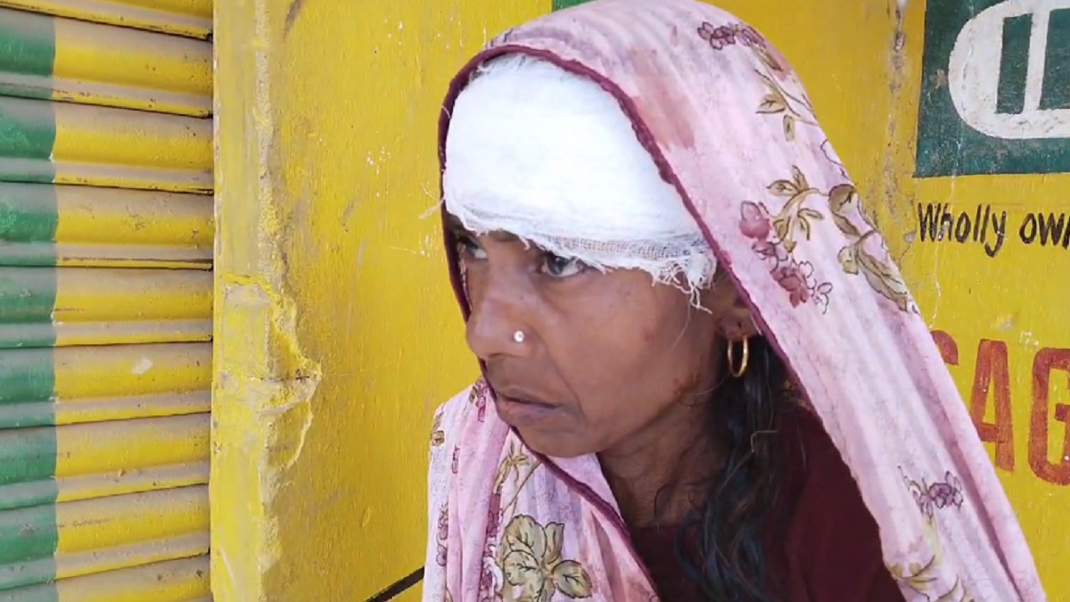 कैमूर में खाद की किल्लत, रात से ही लाइन में लगे किसानों के बीच धक्का-मुक्की, महिला का सर फटा