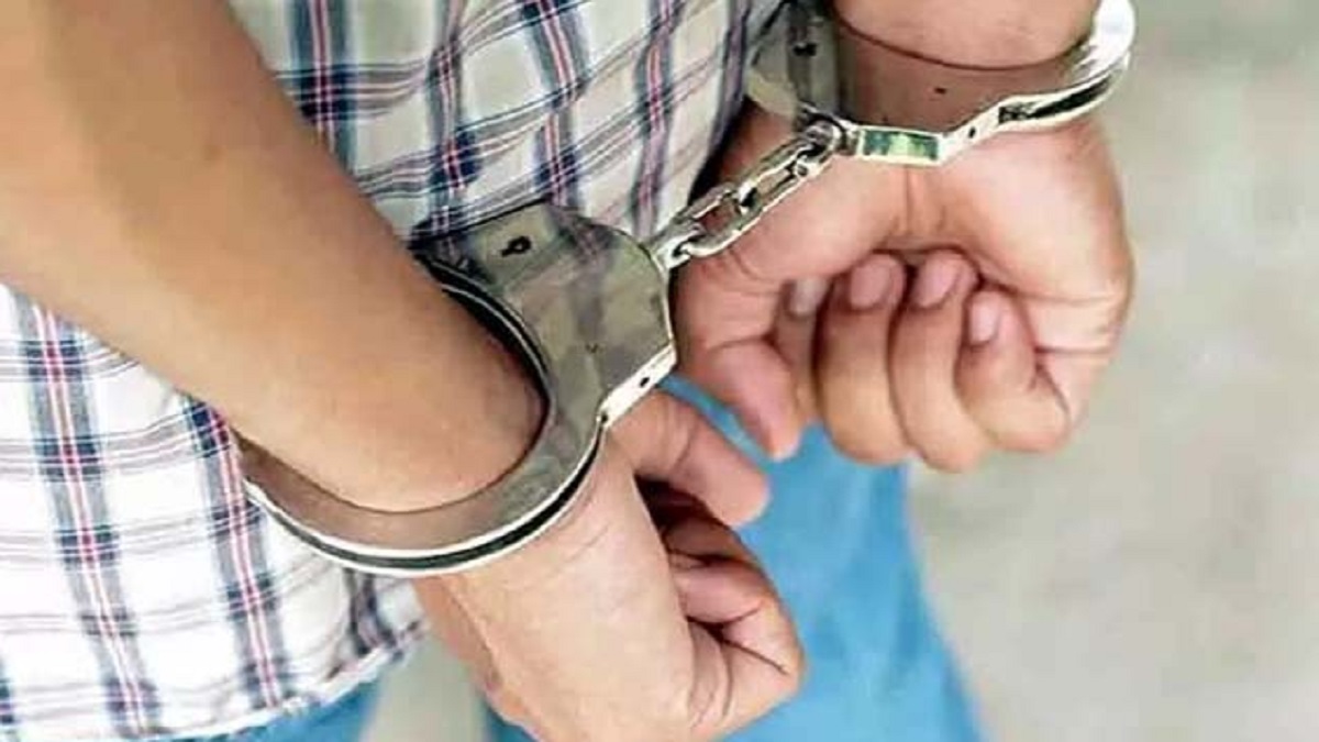गिरोह बनाकर नाबालिग लड़को से करा रहे थे चोरी, पुलिस ने 3 को पकड़ा, चोरी का सामान और हथियार बरामद