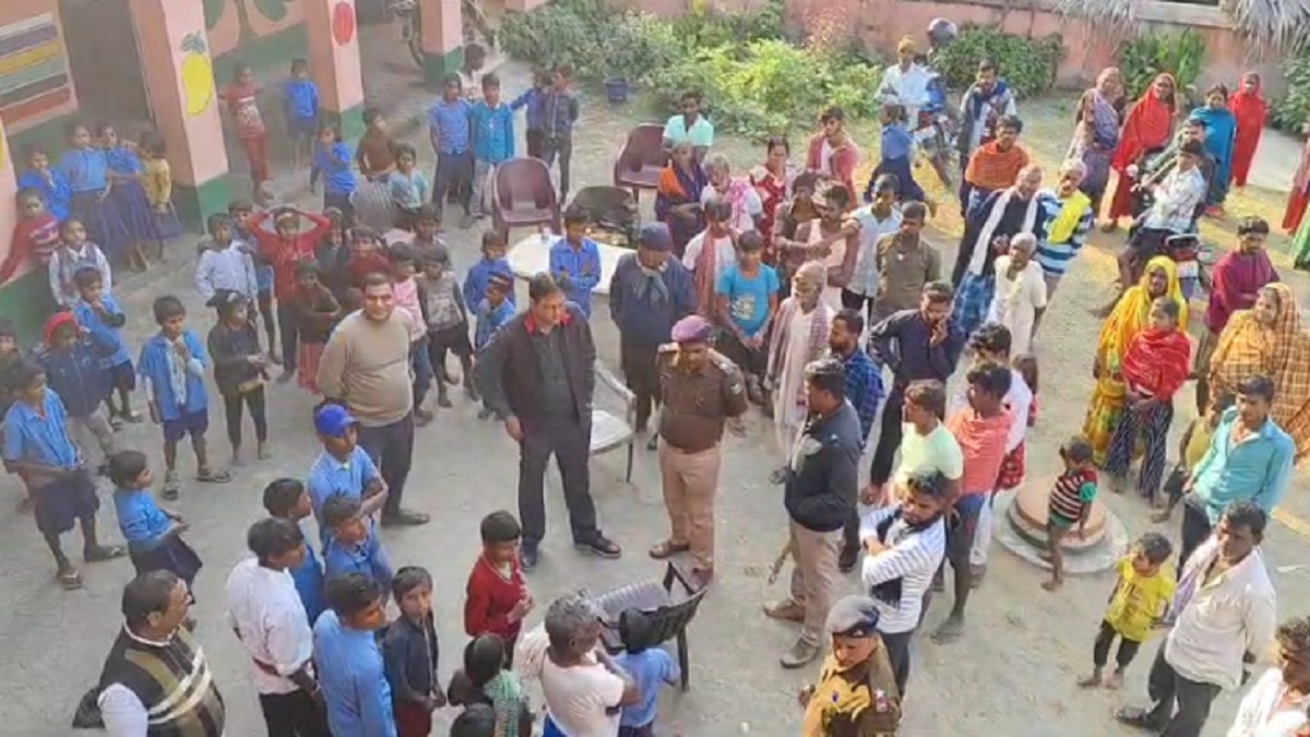 शराब पीकर स्कूल का निरीक्षण करने पहुंचे डीपीएम को ग्रामीणों ने बनाया बंधक, विद्यालय परिसर में घंटों चला ड्रामा