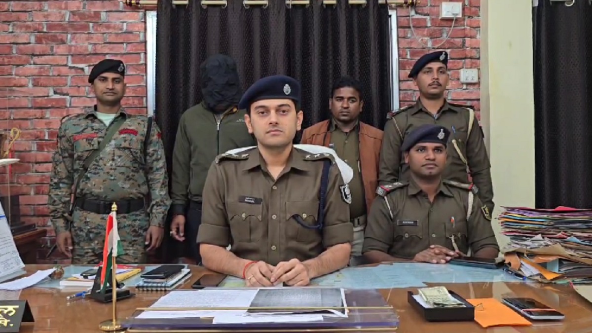 लुटपाट के बाद अश्लील वीडियो बनाकर ब्लैकमेल करने वाला शातिर गिरफ्तार, लूट का सामान बरामद