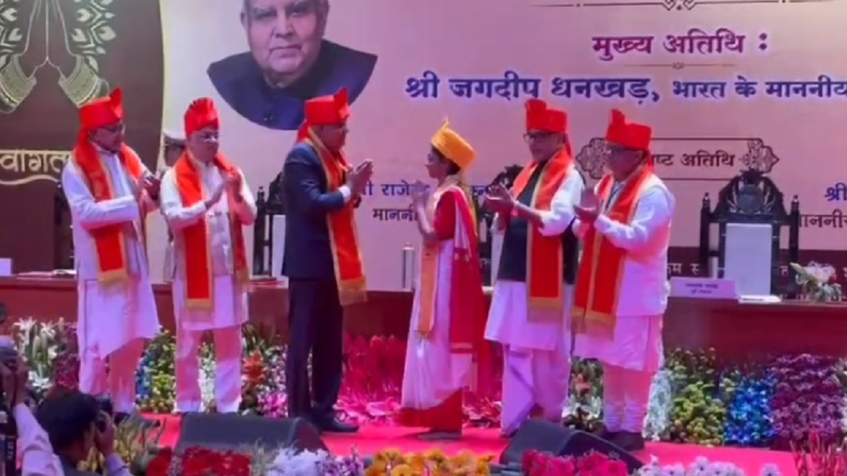 MGCU के दीक्षांत समारोह में शामिल हुए उपराष्ट्रपति जगदीप धनखड़, 11 मेधावी छात्रों को गोल्ड मेडल देकर किया सम्मानित