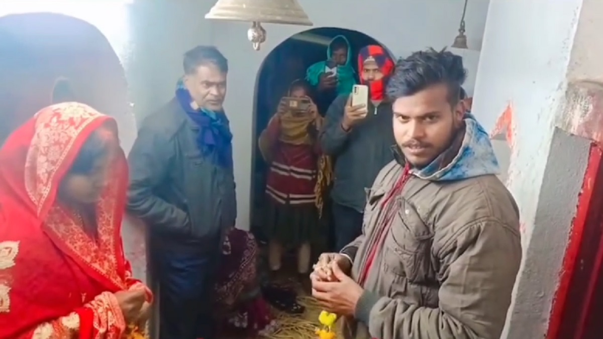 जमुई में अपनी प्रेमिका से मिलने पहुंचा था प्रेमी, ग्रामीणों की नजर पड़ी तो करा दी शादी, VIDEO वायरल