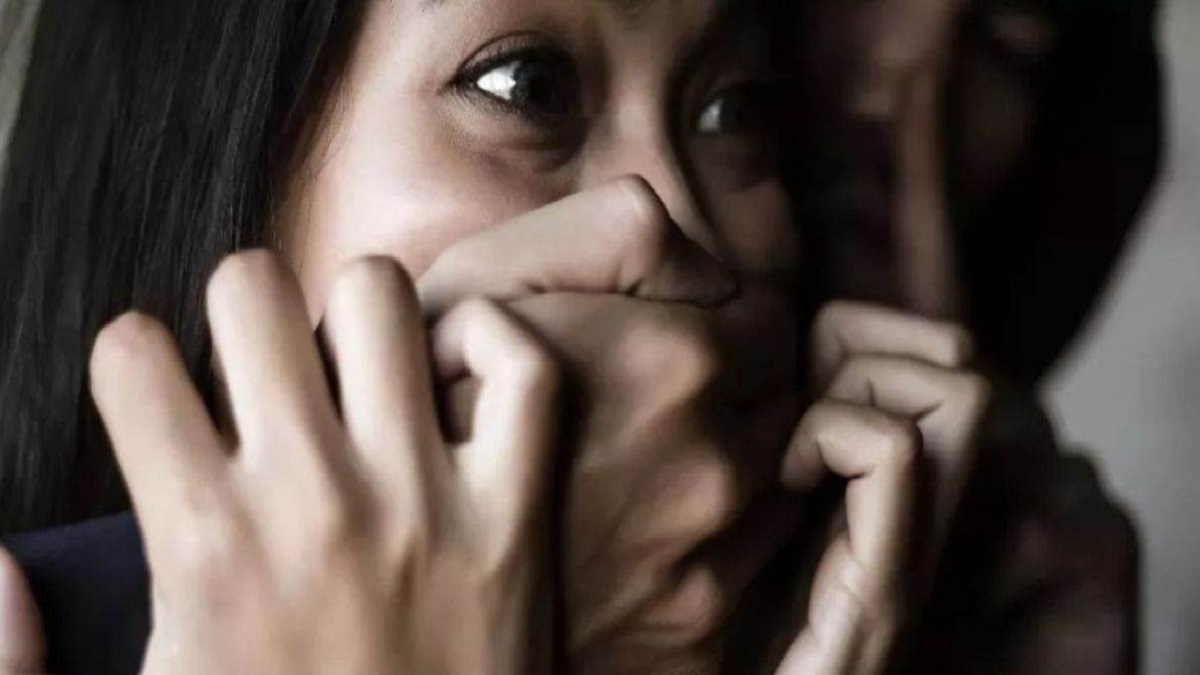शर्मनाक: घर में सो रही बेटी को कलयुगी पिता ने बनाया अपनी हवस का शिकार, घरवालों ने घटना को देख…