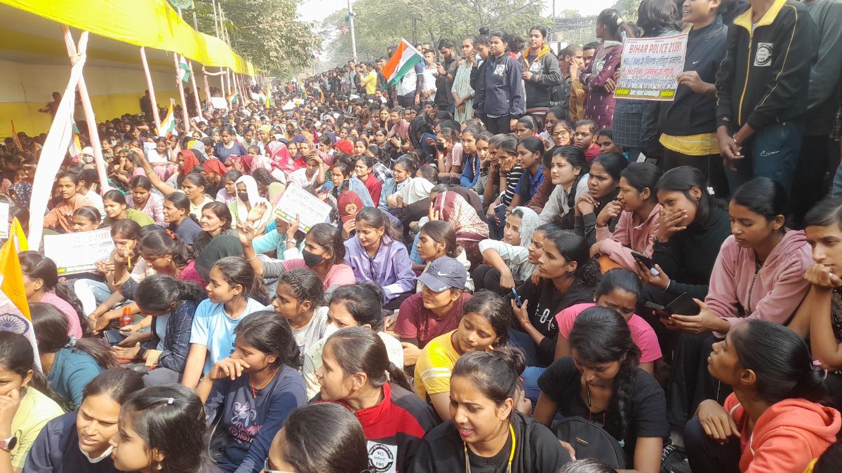 सड़क पर उतरा सिपाही भर्ती में सफल हुए अभ्यर्थियों का हुजूम, CSBC पर लगा मनमानी का आरोप, जानें पूरा मामला?