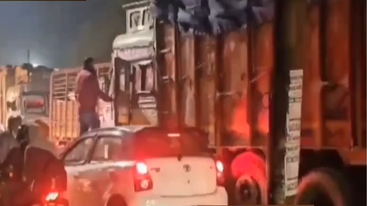गलती खुद की गुस्सा किसी और पर: रॉग साइड से जा रहे शराबी कार चालक की दबंगई, ट्रक खलासी को बेरहमी से पीटा, Video Viral