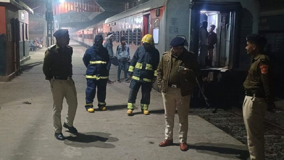 पटना-बांद्रा सुरफास्ट ट्रेन की बोगी में लगी आग, 3 घंटे तक फंसे रहे यात्री, स्टेशन पर मचा हड़कंप