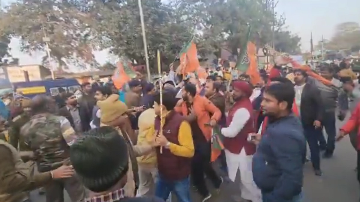 राजधानी पटना में भारी बवाल, बीजेपी और कांग्रेस कार्यकर्ताओं के बीच जमकर चली लाठियां, कई लोग घायल