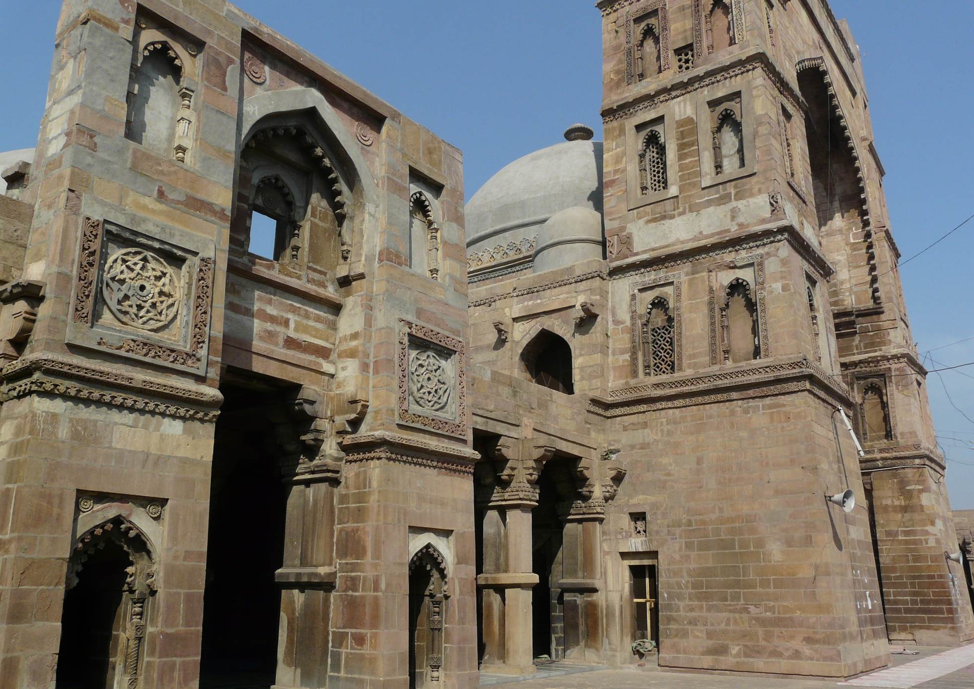 अटाला मस्जिद है या मंदिर ! मुस्लिम पक्ष की याचिका पर हाईकोर्ट में आज सुनवाई, हिंदू पक्ष दाखिल करेगा जवाब