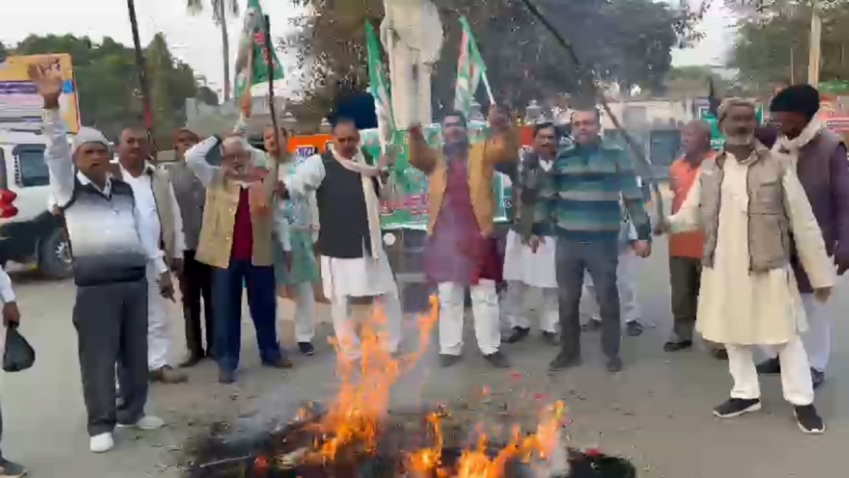 आंबेडकर पर दिए गए बयान को लेकर बिहार में छिड़ा बवाल, राजद ने फूंका पीएम मोदी और अमित शाह का पुतला