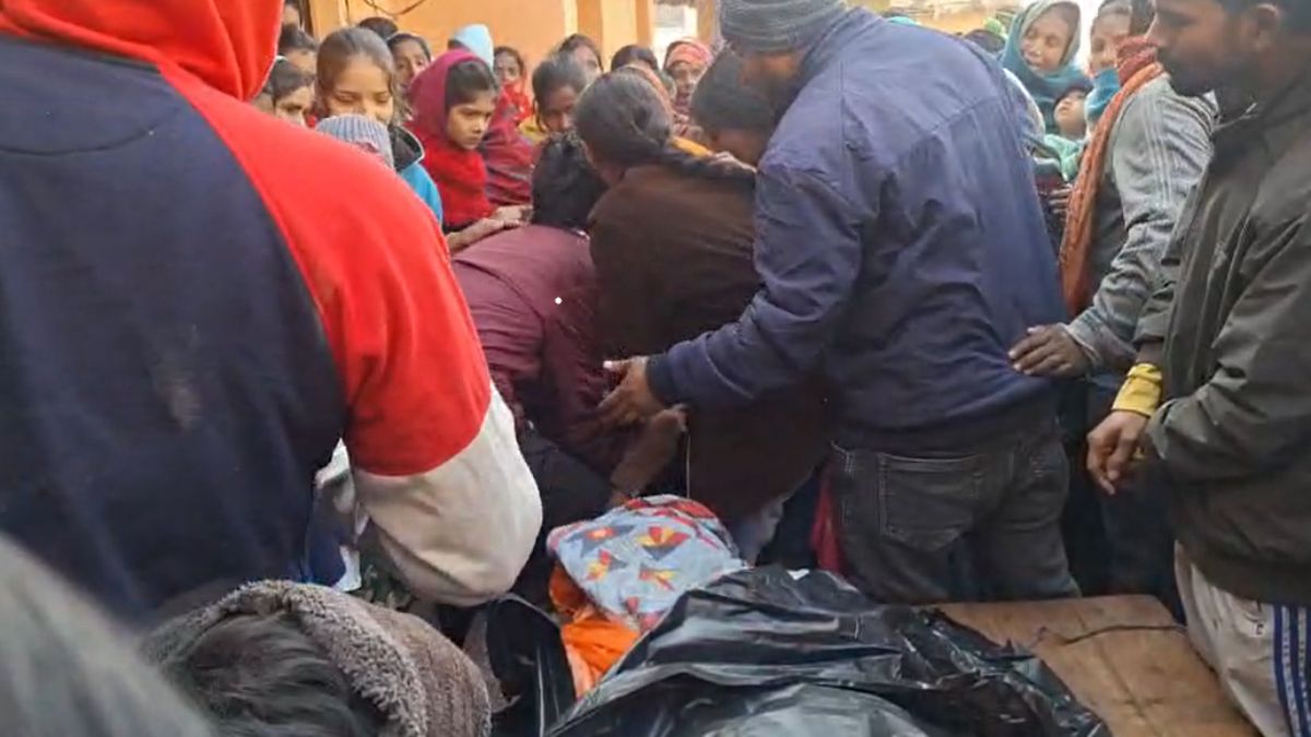बगहा: बालू के ढेर में खून से लथपथ मिला छात्र का शव, पिता ने दोस्तों पर लगाया हत्या का आरोप