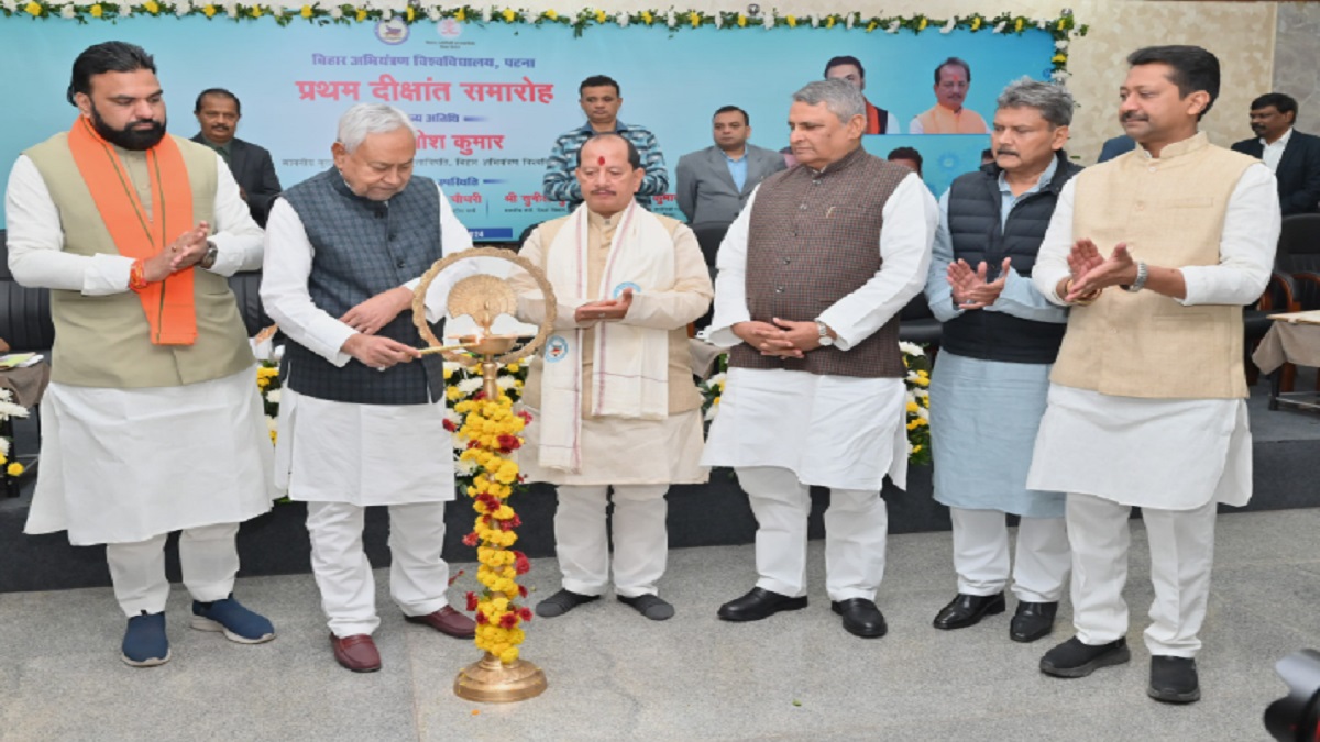 CM नीतीश ने दीप जलाकर बिहार अभियंत्रण विश्वविद्यालय के प्रथम दीक्षांत समारोह का किया शुभारंभ, मेडल व लैपटॉप देकर छात्रों को किया सम्मानित