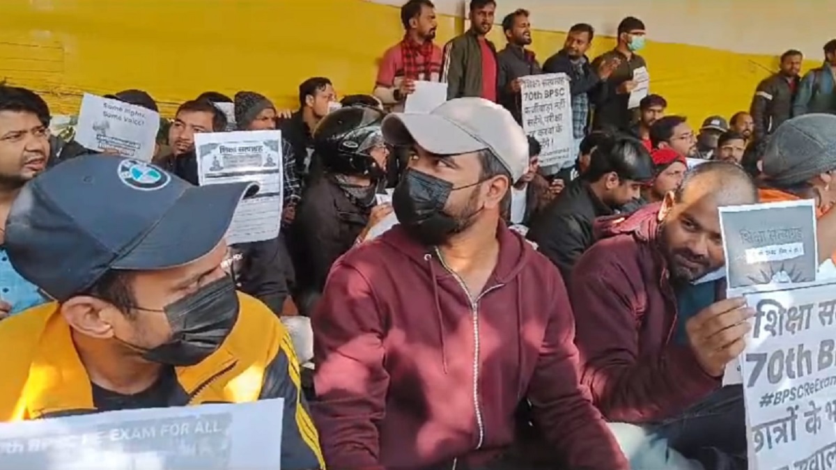 पटना में सत्याग्रह पर बैठे अभ्यर्थी, BPSC 70वीं की पूरी परीक्षा को रद्द करने की मांग