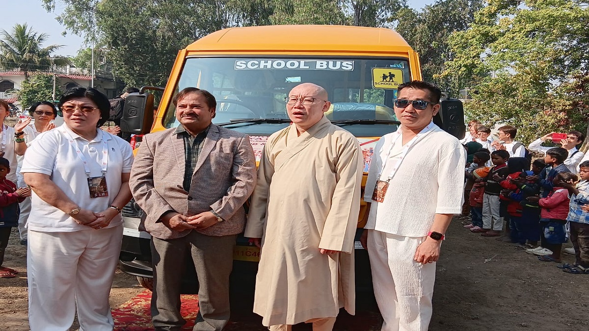सिंगापुर से आए श्रद्धालुओं ने बोधगया में संचालित फ्री स्कूल का किया दौरा, स्कूल बस और साइकिल का किया दान