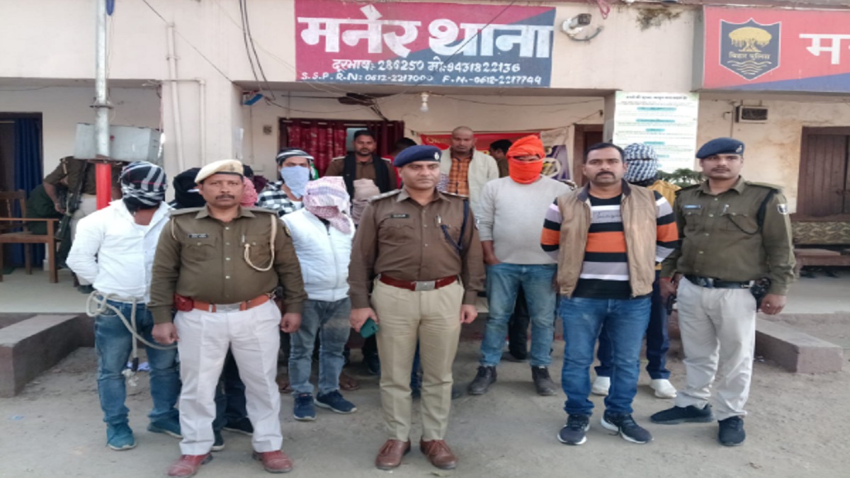 अपराध की योजना बना रहे 11 कुख्यात अपराधियों को पुलिस ने किया गिरफ्तार, पिस्टल और चाकू समेत कई हथियार बरामद
