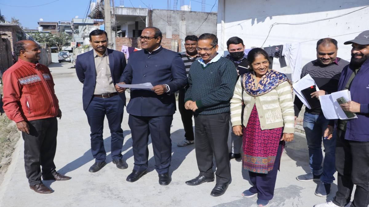 मुख्य निर्वाचन अधिकारी ने बूथों का किया निरीक्षण, मतदाताओं से सुपर चेकिंग अभियान का लिया फीडबैक