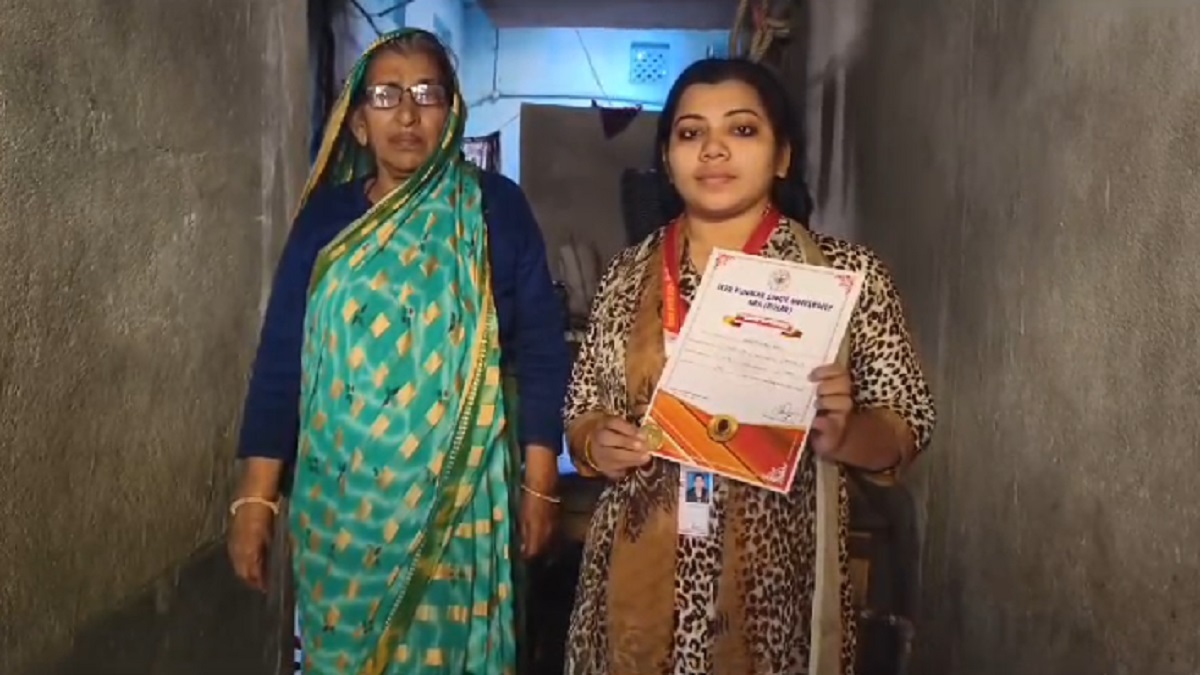 दोनों पांव से दिव्यांग होने के बावजूद शगुफ्ता परवीन ने नहीं हारी हिम्मत, उर्दू विभाग में किया टॉप, राज्यपाल ने गोल्ड मेडल से किया सम्मानित