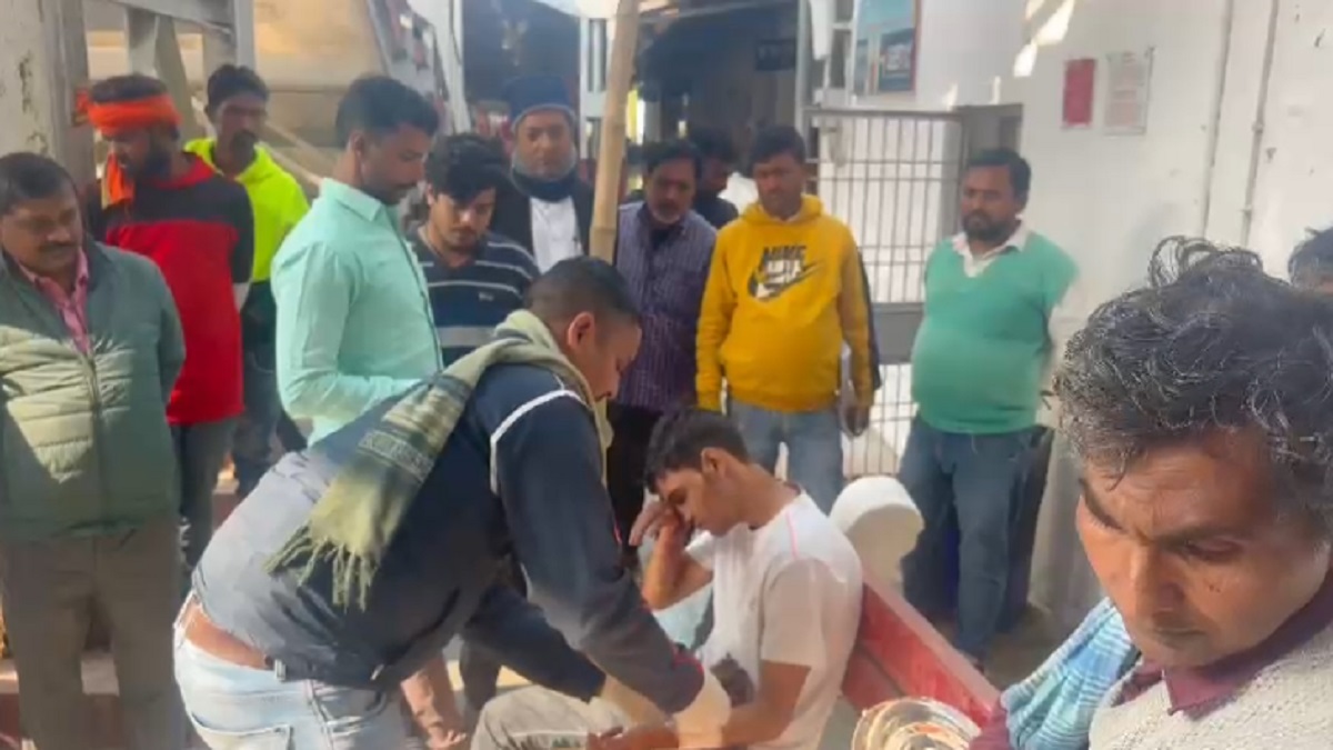 घर से नाराज होकर रेलवे स्टेशन पहुंचे युवक ने पहले खाया जहर, फिर चाकू से काटा हाथ का नस, RPF-GRP की सूझबूझ से बची जान