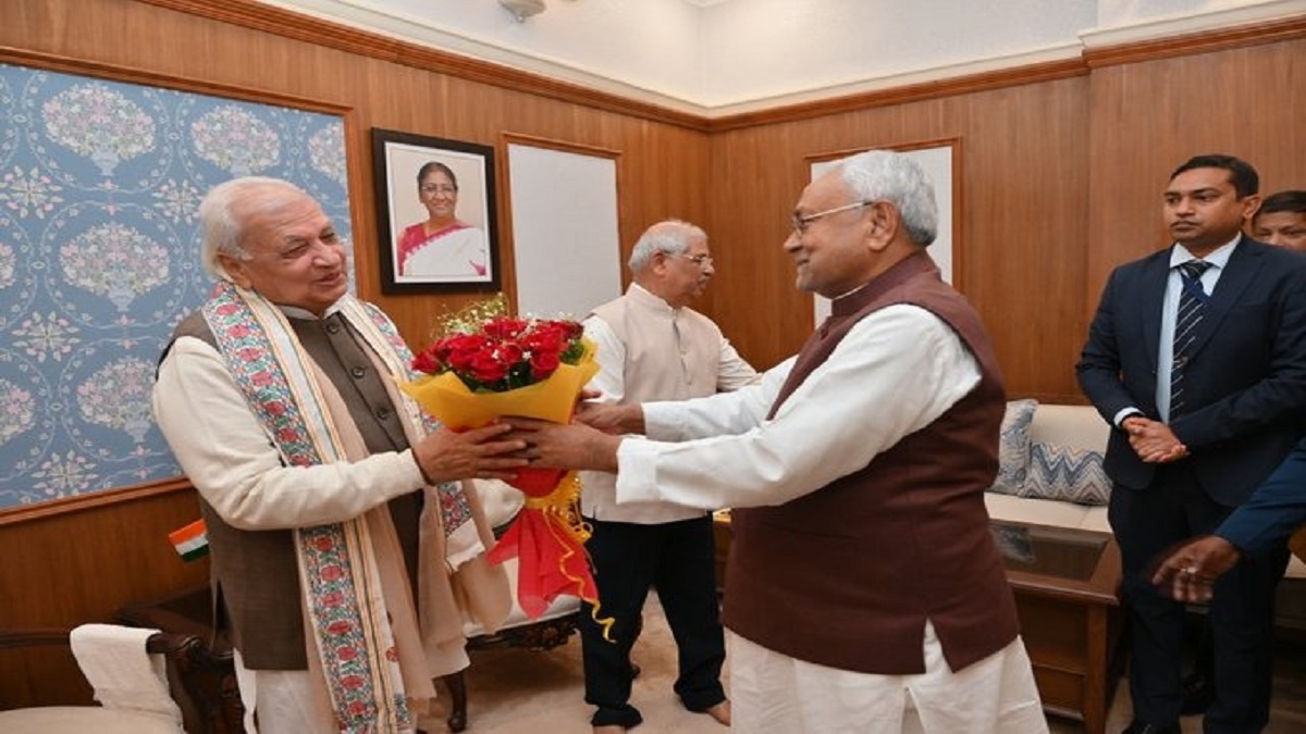 सीएम नीतीश कुमार ने राजभवन में बिहार के नव नियुक्त राज्यपाल आरिफ मोहम्मद खान से की मुलाकात, राजेंद्र आर्लेकर भी रहे मौजूद