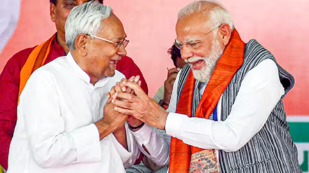 देवेंद्र फडणवीस के शपथ समारोह में शामिल होने मुंबई पहुंचे सीएम नीतीश, बिहार में NDA की एकजुटता पर दिया बड़ा मैसेज