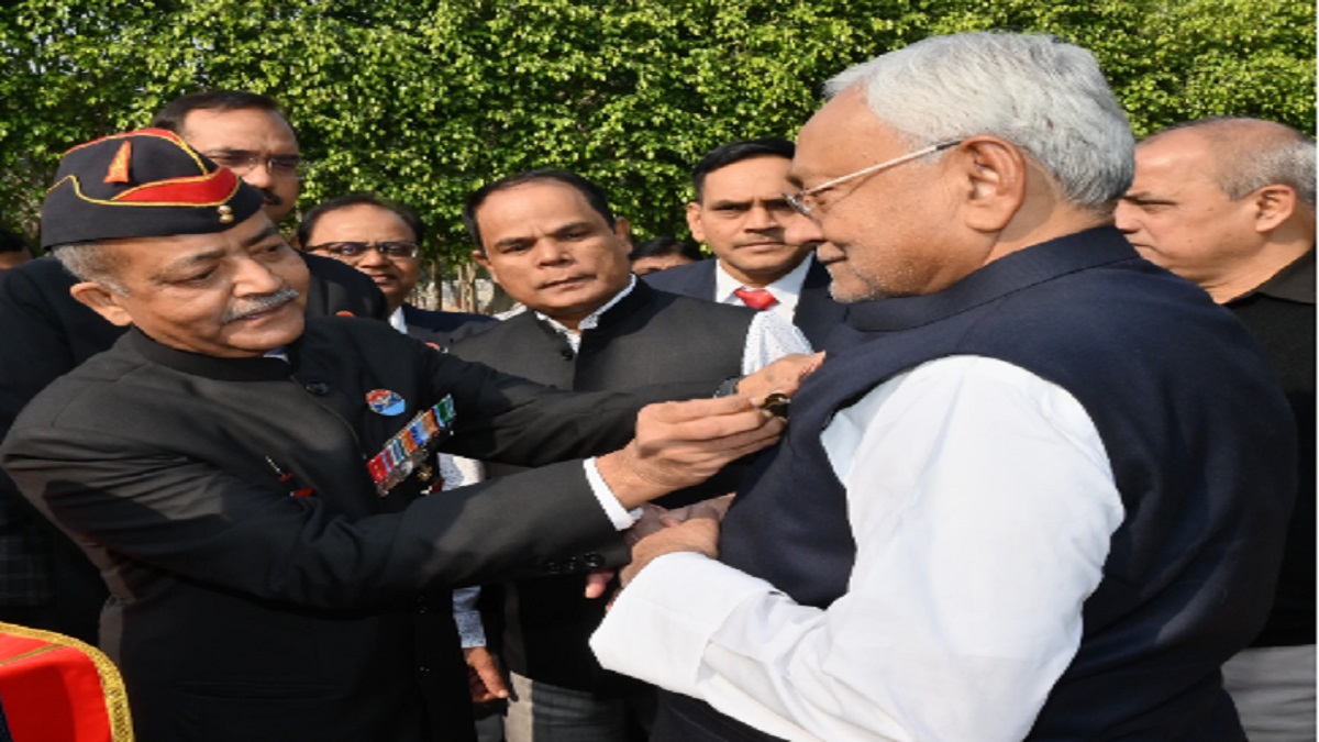 ‘सशस्त्र सेना झंडा दिवस’ पर पूर्व सैनिकों ने की सीएम नीतीश से मुलाकात, ब्रिगेडियर मृगेंद्र कुमार ने मुख्यमंत्री को लगाया बैज