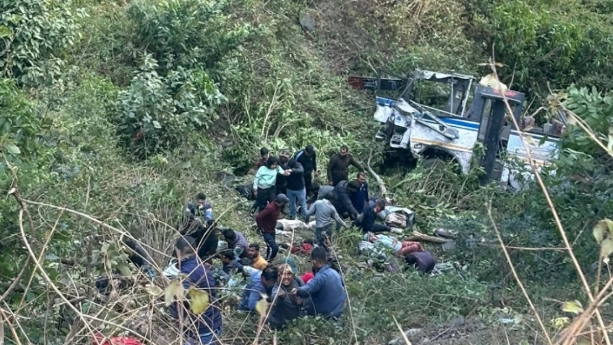 भीमताल में भीषण सड़क हादसा : सवारी से भरी बस 300 फीट गहरी खाई में गिरी, 4 लोगों की मौत, कई घायल