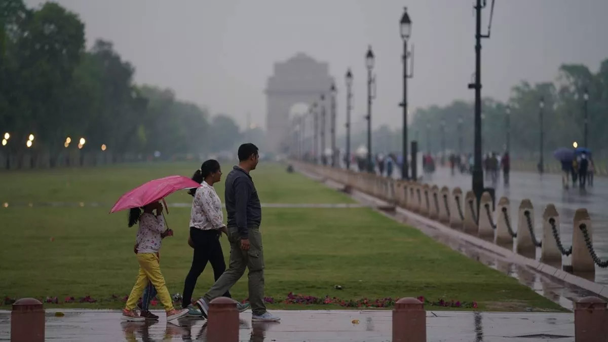 Delhi Weather: दिल्ली में ठंड की पहली बारिश से पारा और गिरने के आसार, जानें IMD का अपडेट