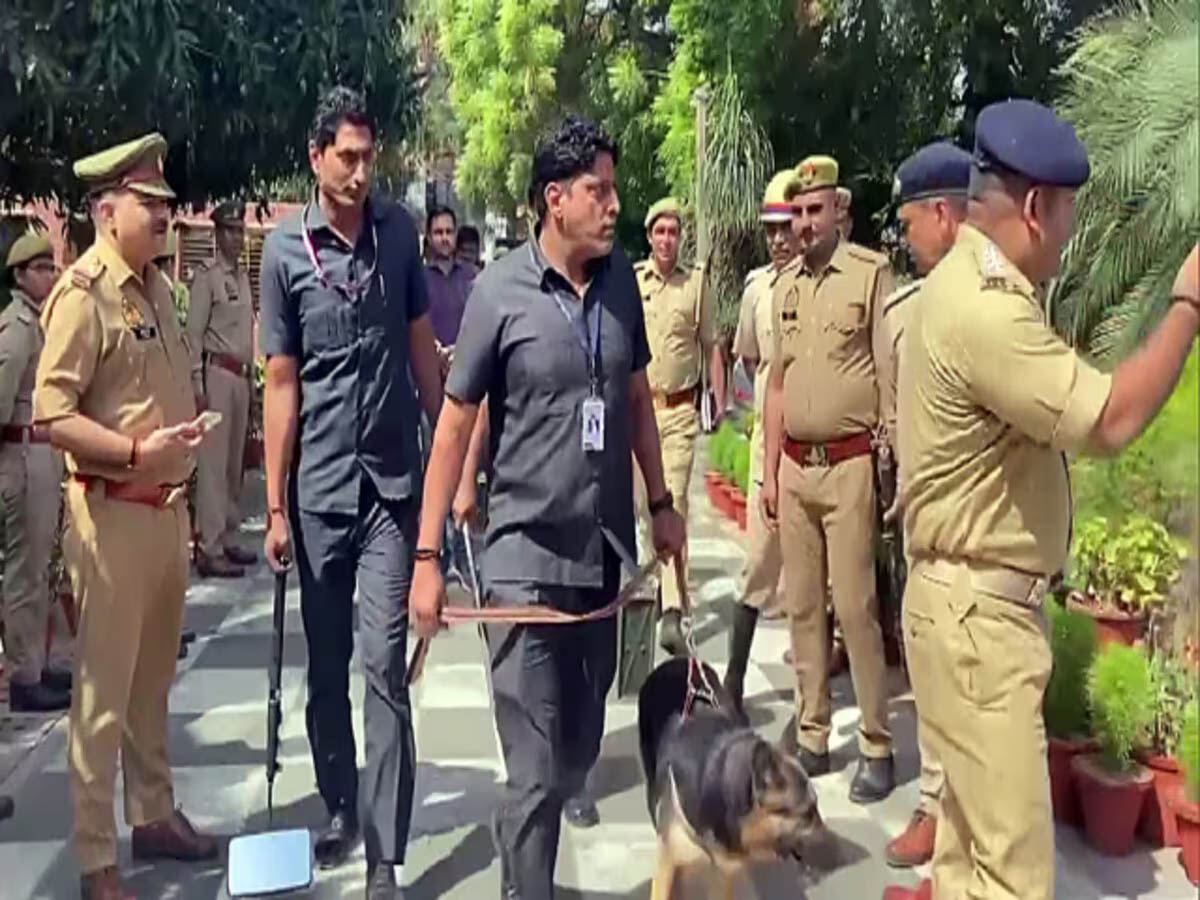 दिल्ली के कई स्कूलों को फिर मिली बम से उड़ाने की धमकी, मौके पर पहुंचे पुलिस अधिकारी कर रहे जांच