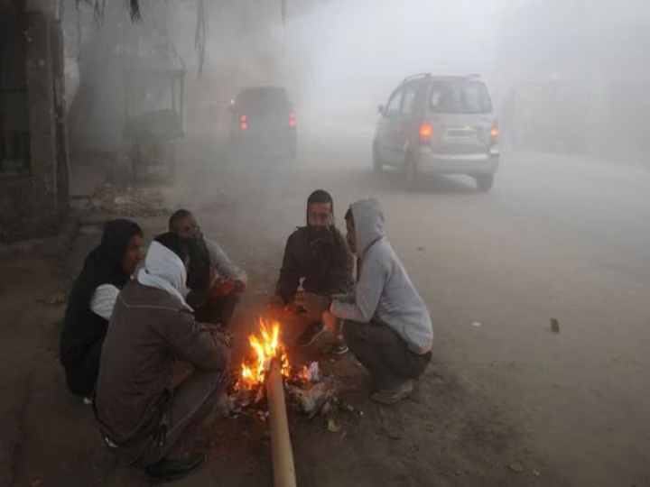 Delhi Weather: दिल्ली में सर्दी का सितम, सर्द हवाओं ने बढ़ाई ठिठुरन; पारा 5 डिग्री नीचे