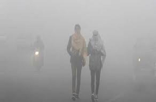 Delhi Weather: घने कोहरे-धुंध के कारण और जहरीली हुई राजधानी की हवा, गंभीर श्रेणी में AQI