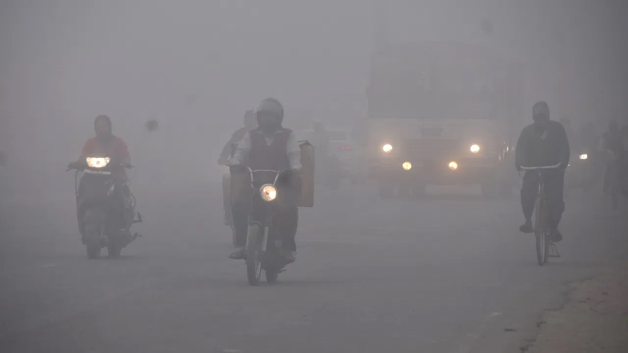 Delhi Weather: दिल्ली-NCR में कोहरे व शीतलहर के बीच बूंदाबांदी, IMD ने जारी किया अलर्ट