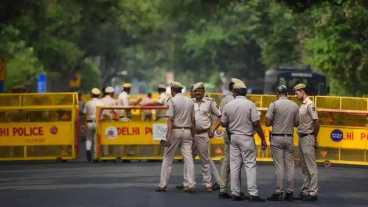 Delhi Election: चुनाव से पहले पुलिस का एक्शन; अवैध बांग्लादेशियों के वोटर कार्ड बनाने वाले गिरोह का पर्दाफाश, 11 गिरफ्तार