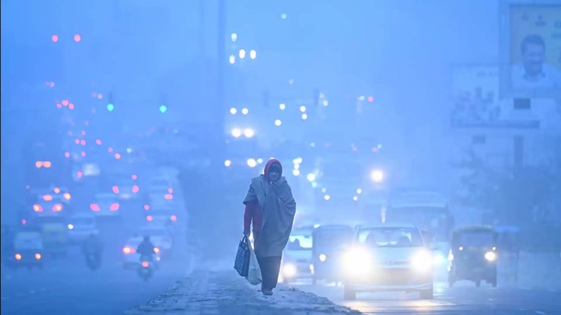 Delhi Weather: दिल्ली में बर्फीली हवाओं से पारा 3 डिग्री गिरा, AQI गंभीर श्रेणी में, कोहरे का यलो अलर्ट जारी