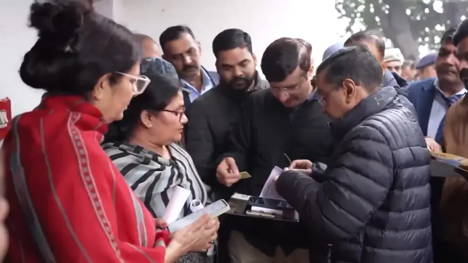 दिल्ली में ‘महिला सम्मान योजना’ के लिए रजिस्ट्रेशन शुरू, केजरीवाल ने खुद किदवई नगर में महिलाओं का किया पहला नामांकन